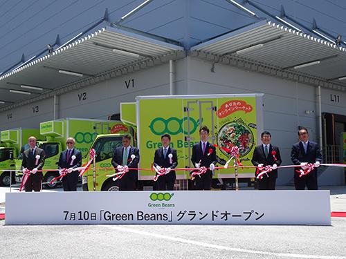 テープカットの様子